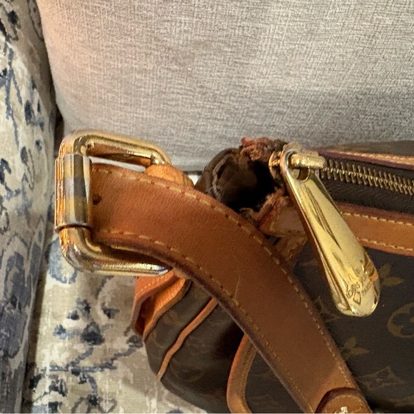 Louis Vuitton Classic Monogram Shoulder Bag Tulum GM - Picture 10 of 14